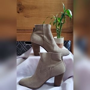 Vince camuto- tan suede booties